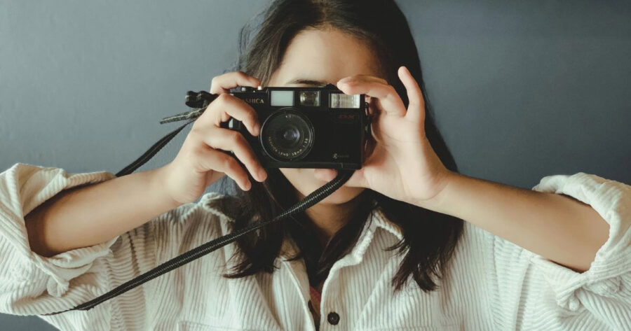 写真をとっている女の人