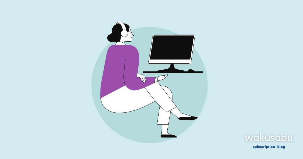 パソコンで勉強をする女性