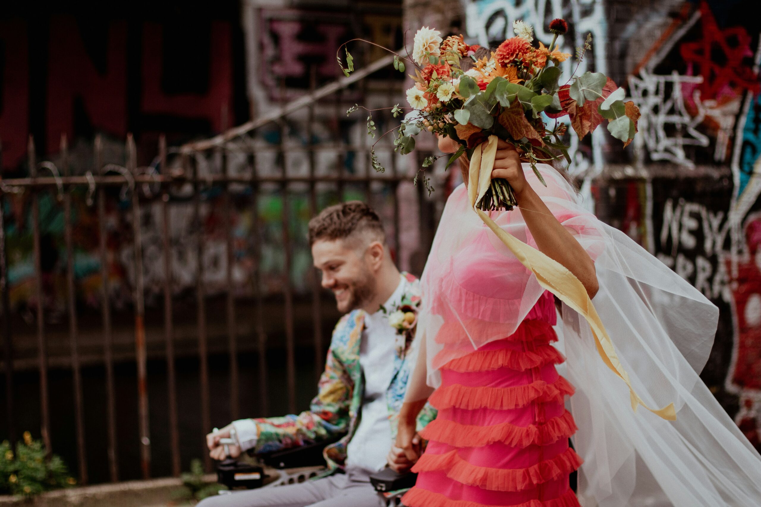 結婚式で花をもつ新婦